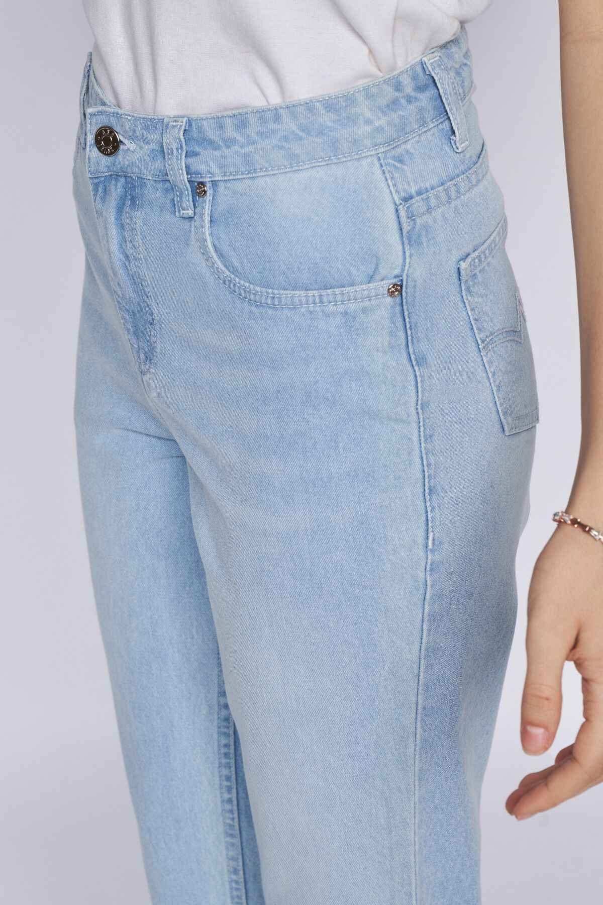 EVA - High Rise Relaxed Fit, Light Blue, image 4