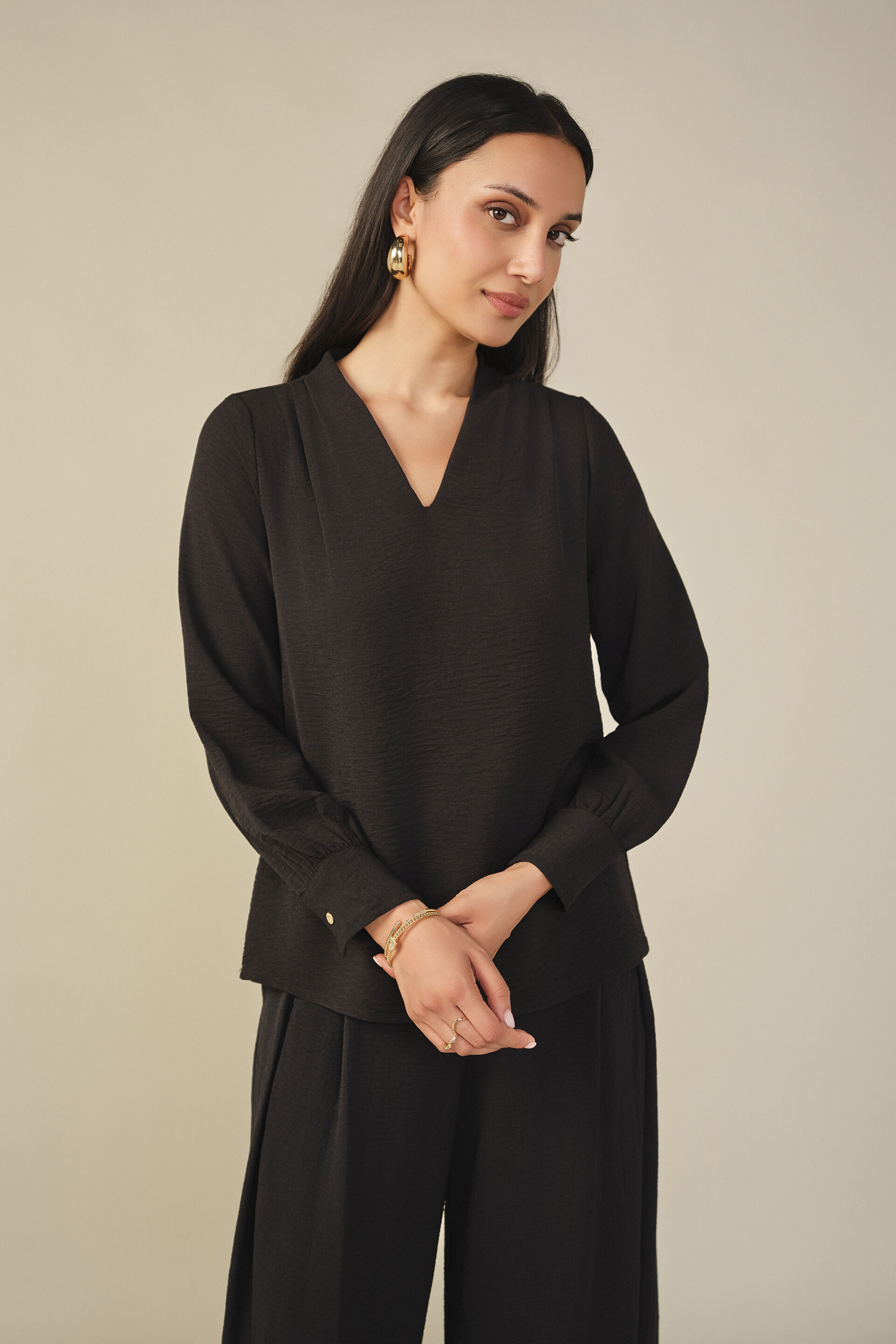 V Neckline Full Sleeves Top in Black